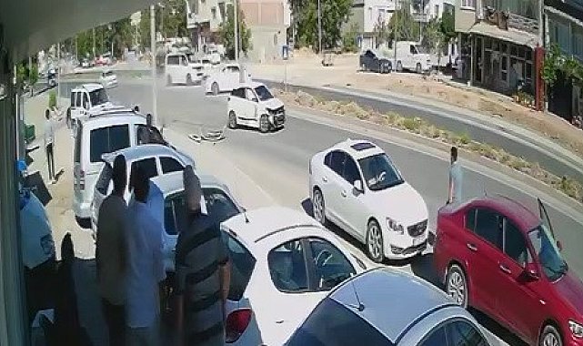 Adıyaman'da 4 kişinin yaralandığı kaza kameralara yansıdı