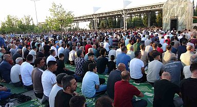 Adıyaman'da binlerce kişi bayram namazı için saf tuttu