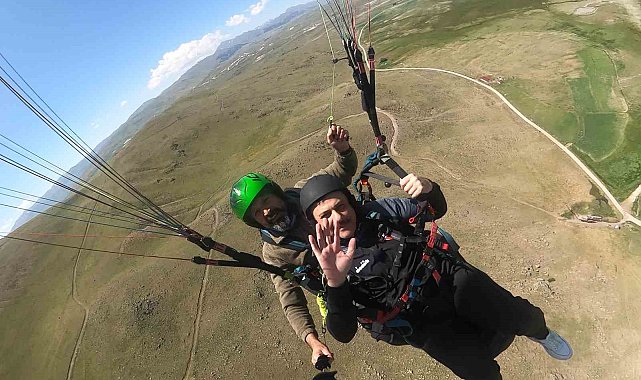 Adrenalin tutkunu Erzurum Valisi Mustafa Çiftçi, bu defa yamaç paraşütüyle zirveden uçtu