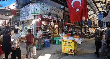 Afetzedeler yeniden inşa edilecek Uzun Çarşı'da son bayram alışverişini yaptılar