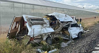 Afyonkarahisar'da tren minibüse çarptı: 1 yaralı