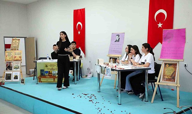 Ağrı'da ortaokul ve lise öğrencileri münazara finalinde kıyasıya yarıştı