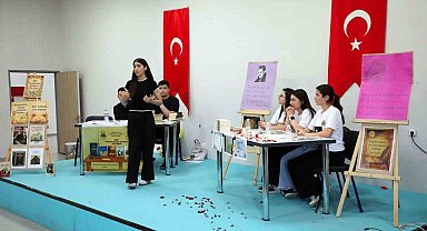 Ağrı'da ortaokul ve lise öğrencileri münazara finalinde kıyasıya yarıştı