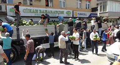 Ahlatlı çiftçi 30 ton karpuz dağıttı
