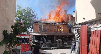 Ahşap bina alevlere teslim oldu, alevler yan binaya sıçradı