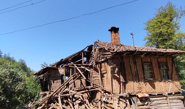Ahşap ev çöktü, hayvanlar son anda kurtarıldı