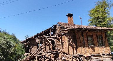 Ahşap ev çöktü, hayvanlar son anda kurtarıldı