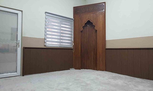 Ahşap oyma ile yenilediler, mescidi bayrama hazırladılar