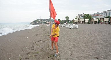 Akçakoca'da sahile kırmızı bayrak çekildi
