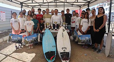 Akdeniz'in ürküten dalgalarında geleceğin sörfçüleri yetiştirecek