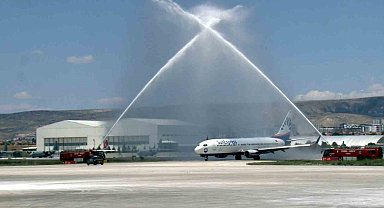 AKİB'in uçağı 'su selamlaması' ile Kayseri'ye geldi