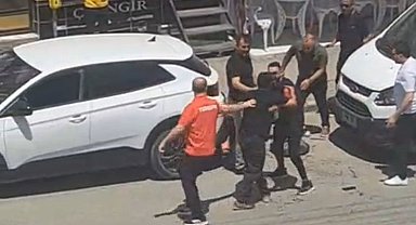 Akrabalar arasındaki bıçaklı kavgada cadde gölüne kan döndü: 1'i ağır 3 yaralı