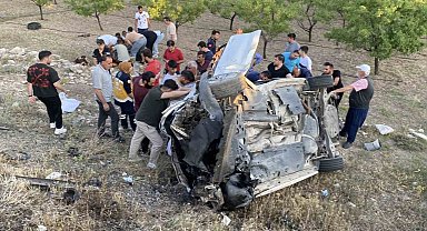 Aksaray'da 2 otomobilin çarpıştığı sıkışmalı kazada 2'si ağır 8 kişi yaralandı