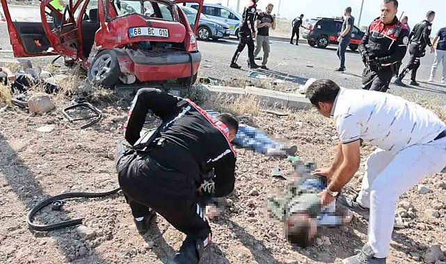 Aksaray'da hafif ticari araçla otomoblin çarpıştığı kazada ilk belirlemelere göre 1 kişi öldü 8 kişi de yaralandı. Yaralıların refüje savrulduğu olay yerinde saglık ekipleri zamanla yarışırken, yaralılar ambulanslarla hastaneye kaldırılıyor.