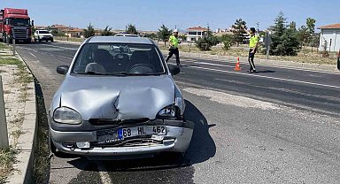 Aksaray'da ışıklarda otomobil hafif ticari araca çarptı: 1 yaralı