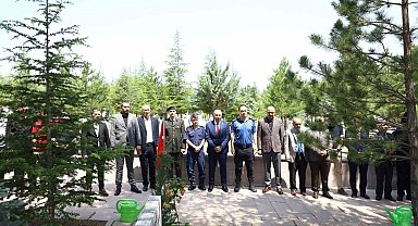 Alaca protokolü bayramda şehitleri unutmadı