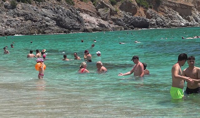 Alanya'da aşırı sıcaklar sahilleri doldurdu