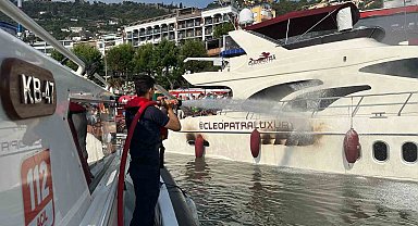 Alanya'da iskeleye bağlı lüks yat alevlere teslim oldu