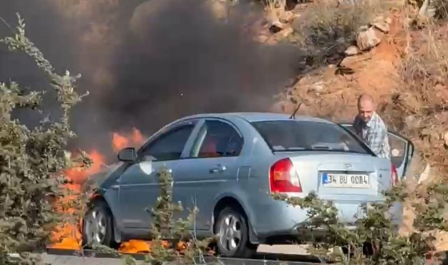 Alev alan otomobili için otobanda böyle çırpındı