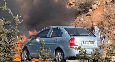 Alev alan otomobili için otobanda böyle çırpındı