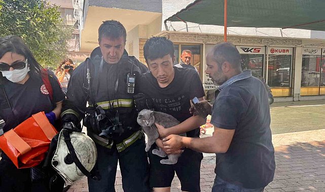 Alevlerin sardığı evde balkona sığındı, kedisini elinden bırakmadı
