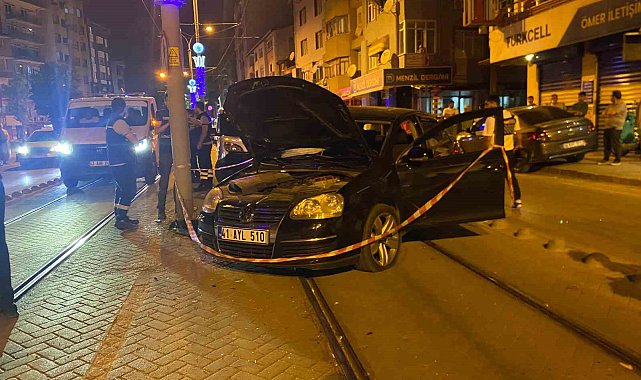 Alkollü sürücü tramvay yoluna daldı: 2 yaralı