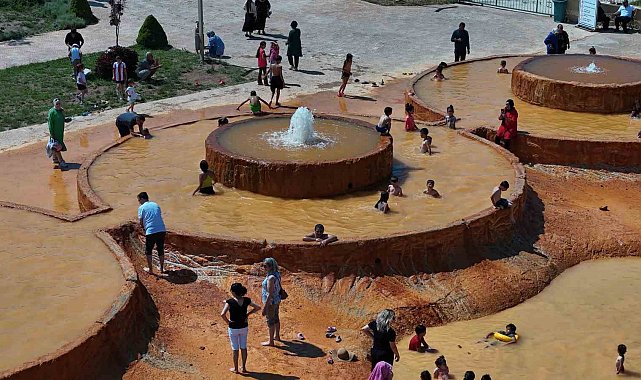 Altın sarısı rengiyle kendine hayran bırakan travertenler ziyaretçilerini ağırlıyor