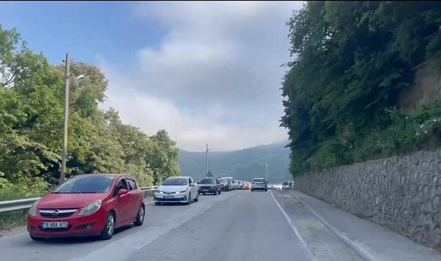 Amasra'da bayram yoğunluğu sebebiyle uzun araç kuyrukları oluştu