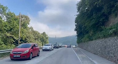 Amasra'da bayram yoğunluğu sebebiyle uzun araç kuyrukları oluştu