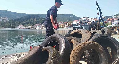 Amasra'da dalgıçlar limandaki çöpleri temizledi