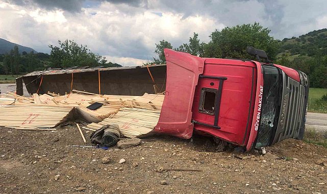 Amasya'da kereste yüklü tır devrildi: 2 yaralı