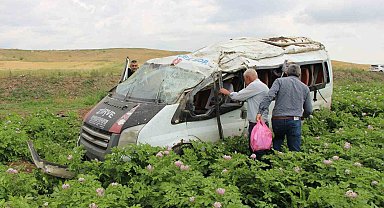 Amasya'da minibüs tarlaya uçtu: 1 ölü, 4 yaralı