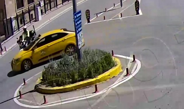 Amasya'da motosikletli polis ile ticari taksi çarpıştı: Kaza anı kamerada