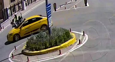 Amasya'da motosikletli polis ile ticari taksi çarpıştı: Kaza anı kamerada