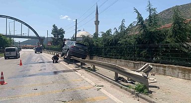 Amasya'da otomobil bariyere asılı kaldı: 1 yaralı