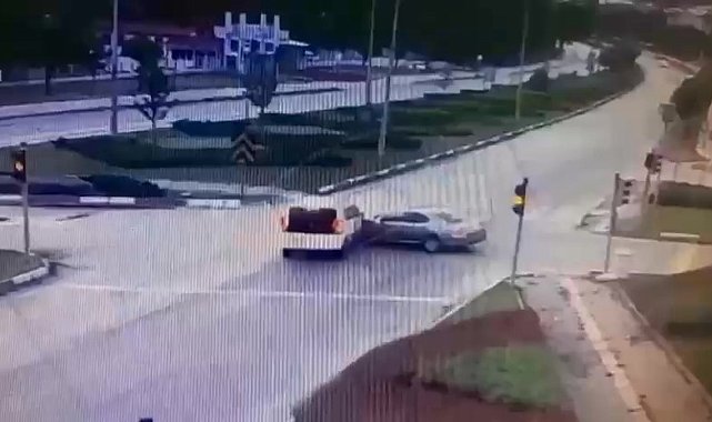 Amasya'da ticari araç ile otomobil çarpıştı: 5 yaralı