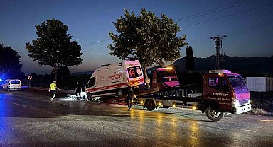 Ambulans ile çarpışan otomobilde can pazarı