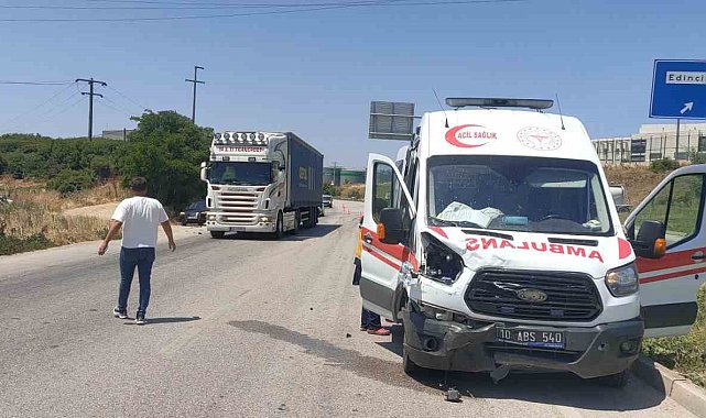 Ambulans otomobile arkadan çarptı: 1 sağlık çalışanı yaralandı
