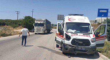 Ambulans otomobile arkadan çarptı: 1 sağlık çalışanı yaralandı