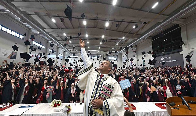 Anadolu Üniversitesi mezuniyet törenleri tüm hızıyla devam ediyor