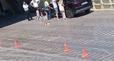 Anahtar aracın içerisinde kalınca, çocuğa bir saat dil döktüler