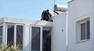 Anahtarını unutunca çatıdan eve girmeye çalışırken düşen emekli polis hayatını kaybetti