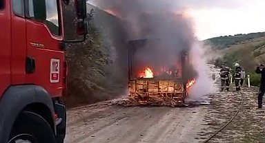 Aniden alev alan belediye otobüsü küle döndü