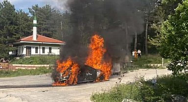 Aniden alev alan otomobil küle döndü