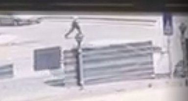 Aniden yola çıkan yaşlı adama otomobil çarptı