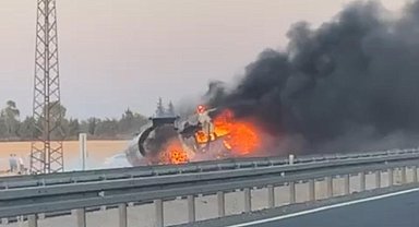 Anız yangını seyir halindeki yakıt yüklü tankere sıçradı, kilometrelerce araç kuyruğu oluştu