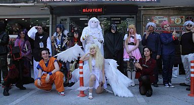 Ankara'da figür mağazasının açılışı renkli görüntüler oluşturdu