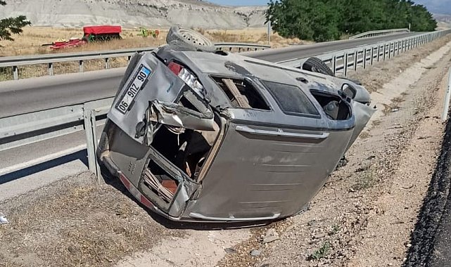 Ankara'da lastiği patlayan araç takla attı: 2 yaralı