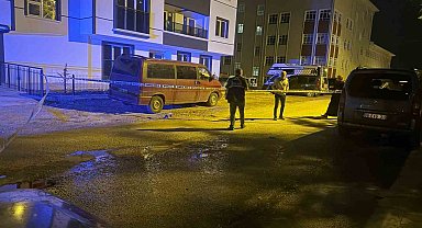 Annesiyle boşanma aşamasındaki babasını sokak ortasında bıçakladı