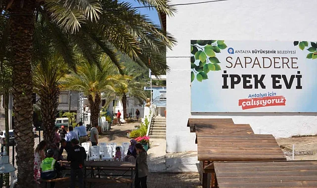 Antalya Büyükşehir'den üreticiye ipek böceği beslenme tablası
